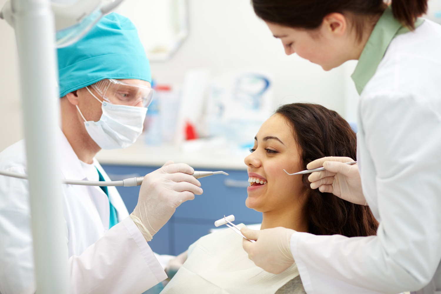 Smile Makeovers: A Guide to Transform Your Smile with Cosmetic Dentistry